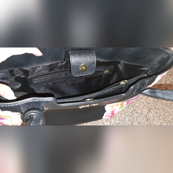 Calvin Klein printed Saffiano flower tote purse, large bag with 3 pockets. - Picture 6 of 9